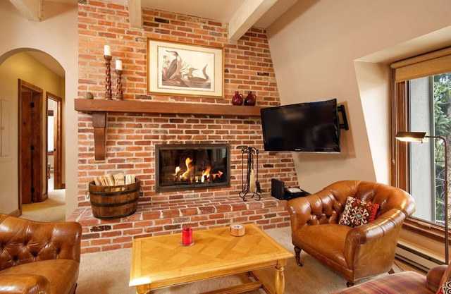 Downtown Aspen Winter Escape! Steps to Gondola, Shops, Dining, Cozy Wood FP, W/D