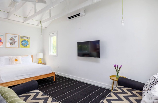 Downtown, Bright | Pastel Casita