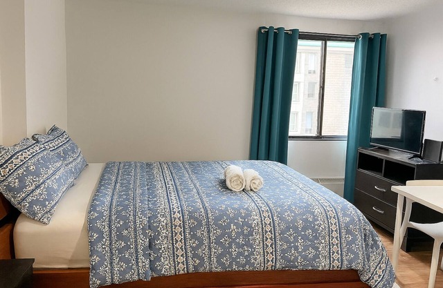 Downtown Calgary Haven: Modern & Stylish Studio