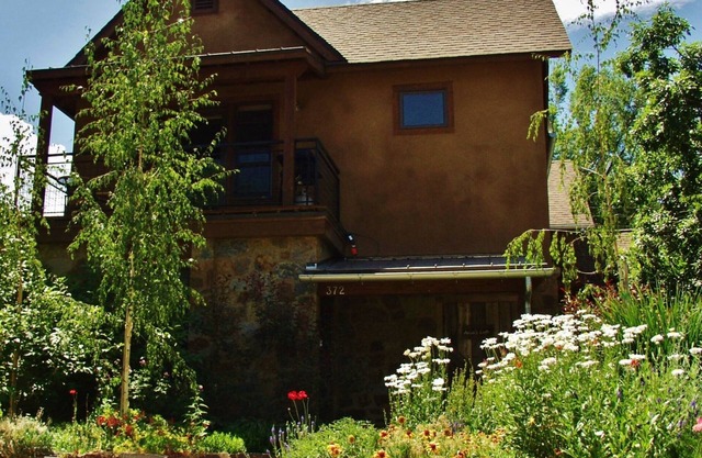Downtown Carbondale - Walk in and Feel at Home