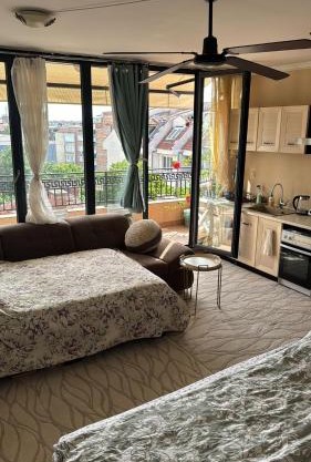 DOWNTOWN Central Apartment Guesthouse with Full Kitchen, Panoramic Views, Self Check-in & Free Parking, Kazanlak Best!