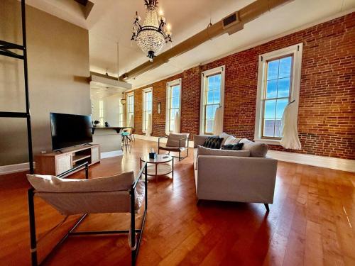 Downtown CF Retreat, King Beds, Brewery Below!