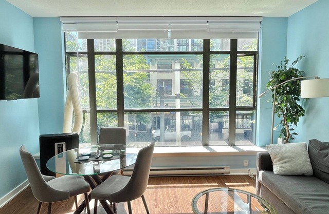 Downtown Condo Next to the Entertainment District near English Bay