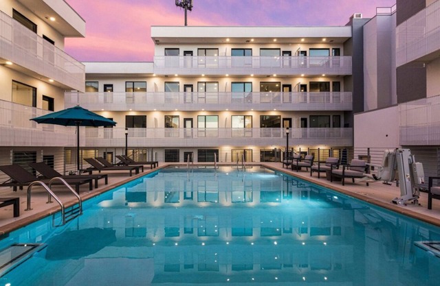 Downtown Condo! Pool is Open! Walk to the Gulch! Free Parking! Free HBO!