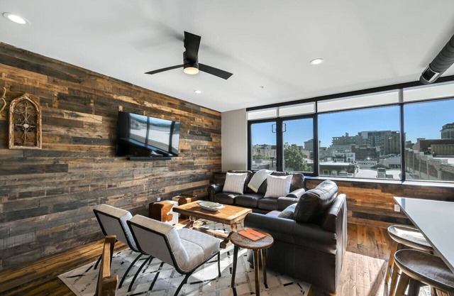 Downtown Condo with Two Ensuite King Bedrooms