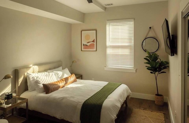 Downtown, contemporary, 2 bedroom, Roof Terrace! 4A