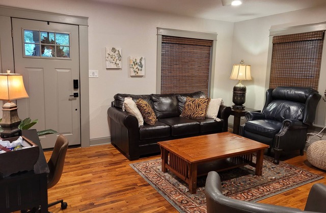 DOWNTOWN COZY GETAWAY