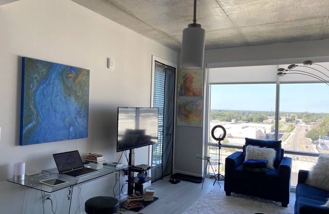 Downtown: Creative 1-Bedroom in Stylish High rise