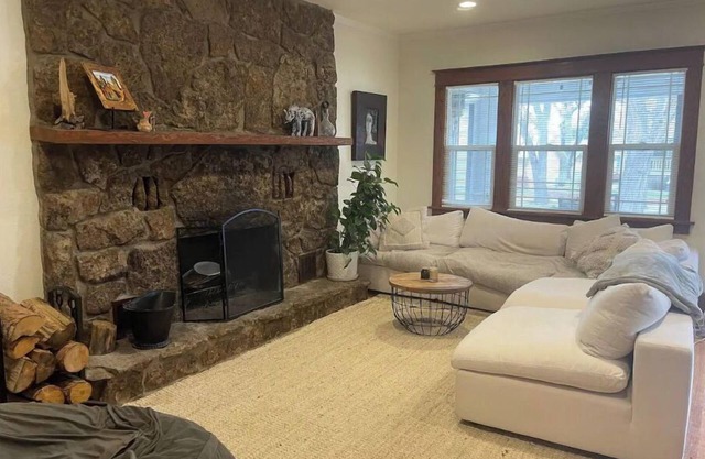 Downtown Crown Jewel w/fireplace & amazing porch