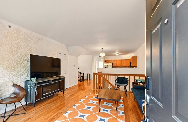 Downtown Detroit Big Cheese Executive Retreat Walk to Stadiums, Concerts & Fox