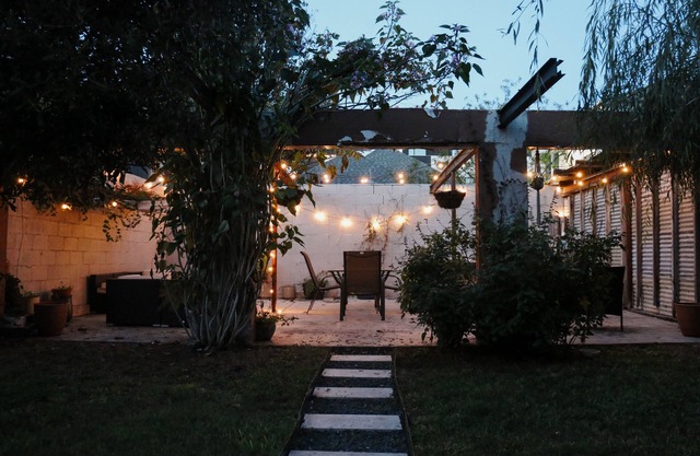 Downtown Dream: 2-BR Cozy Cottage Gem