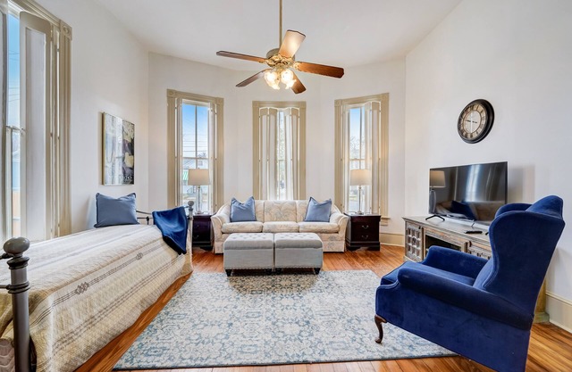 Downtown duplex with patio, enclosed backyard, washer/dryer, streaming, AC, WiFi