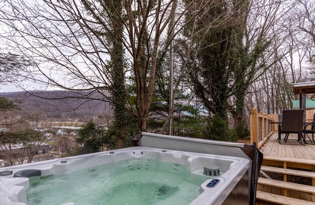 Downtown Escape - Pet Friendly, 2 bedroom home in West Jefferson, with hot tub.