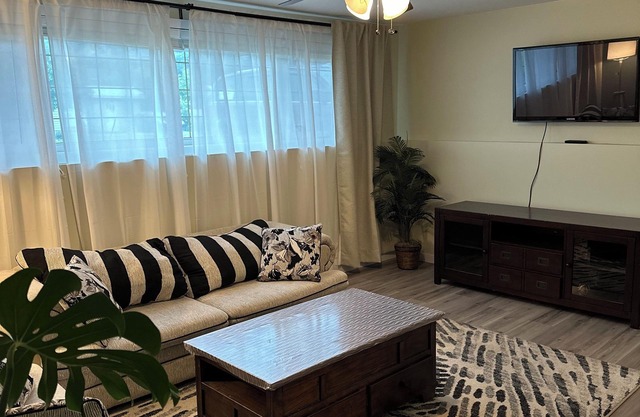 Downtown Family-Friendly Basement Guest Suite, near Goldens best attractions!