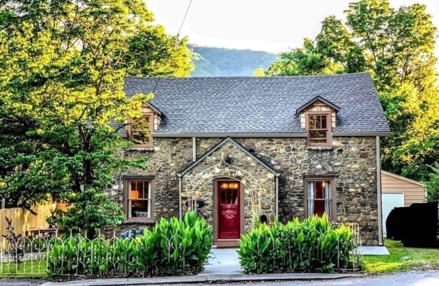 Downtown Favorite! Hot Tub, Firepit, Cozy & Roomy