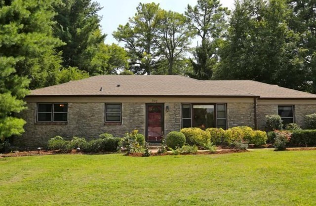 Downtown Franklin!Very Clean and Quiet/Fenced yard/Dog friendly! No Cats