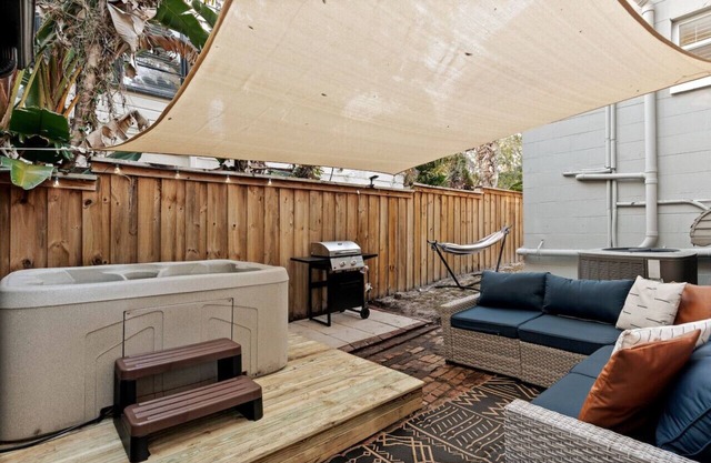 Downtown Gem w/Jacuzzi + Basketball + Games!
