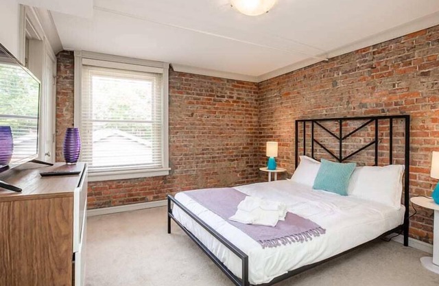 Downtown Glowing 2BR w/ Sunny Balcony & Parking