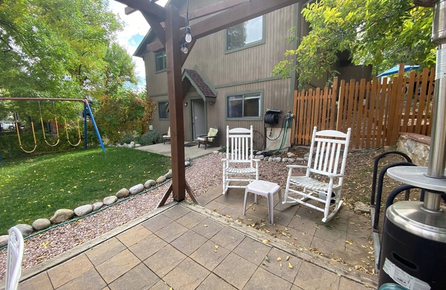 Downtown Golden walkable to trails with comfortable beds!