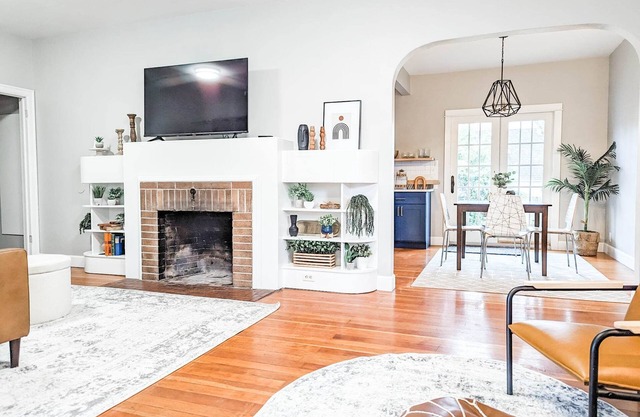Downtown Historic Bungalow- Pet friendly fully fenced backyard
