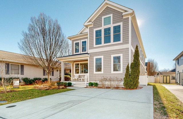 Downtown home near the ocean with enclosed yard, WiFi, AC & beach gear - dogs OK