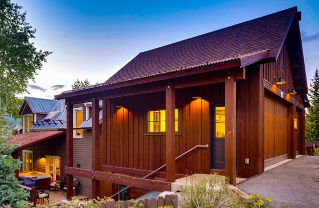 Downtown Home w/Mountain Views + Hot Tub + Ski Shuttle - Raven's Call Chalet