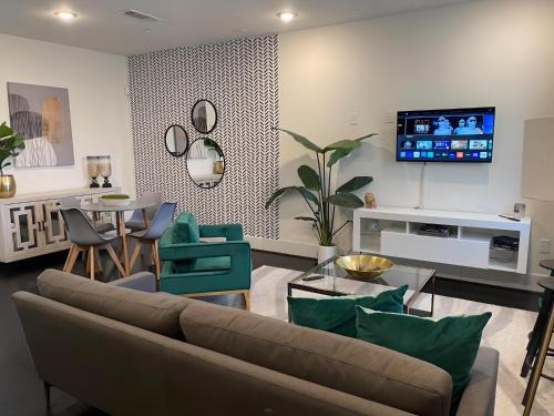 Downtown Houston Gem Stylish, Central & Self Check-In