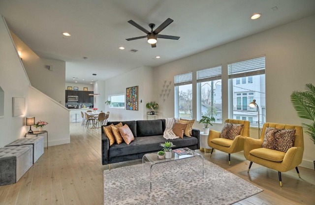 Downtown Houston Townhome with Balcony and Yard!
