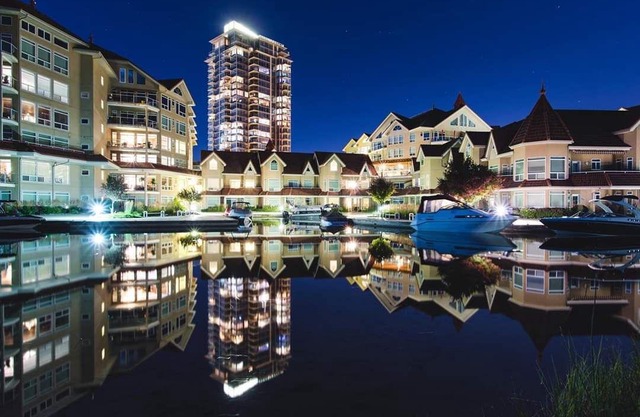 Downtown Kelowna Luxury Waterfront townhouse pool/hot tub