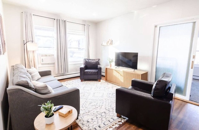 Downtown Landing | King bed | Pet Friendly