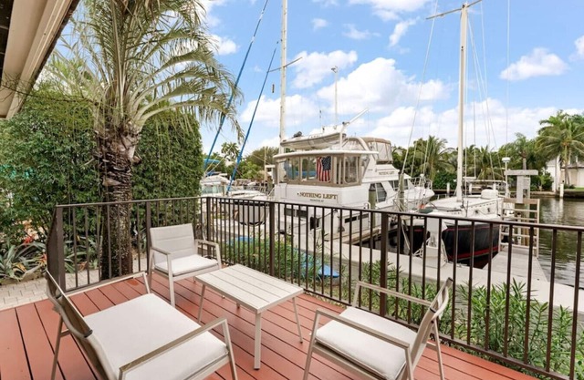 DOWNTOWN LAS OLAS WATERFRONT HOME! UPDATED UNIT