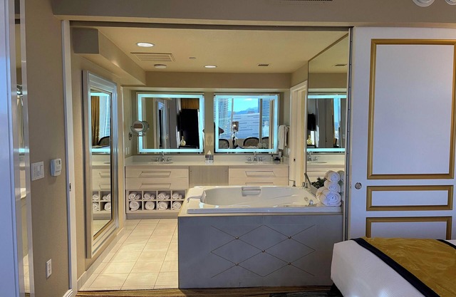 Downtown Las Vegasn2 Bedroom Luxury CondonUse our Time Share explore Vegasn