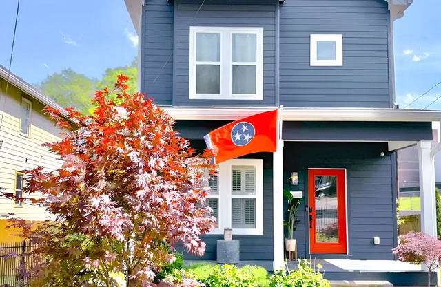 Downtown Luxury - 1.6m Walk to Downtown Nash!