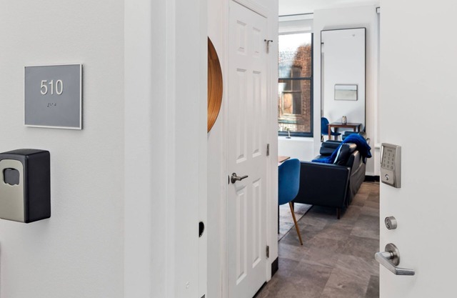 Downtown Luxury Haven: Close to Stadium Action!