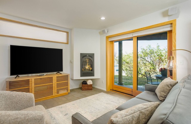 Downtown luxury retreat with ocean views, gas fireplace, hot tub & washer/dryer