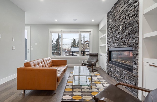 Downtown Luxury with Amazing Kitchen & jetted tub!
