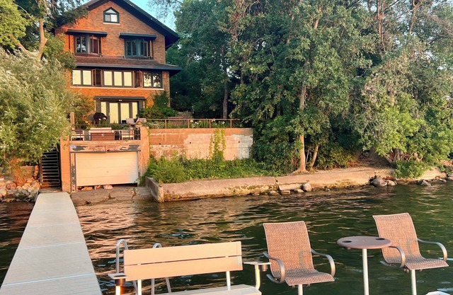 Downtown Madison Lake Mendota Historic Mansion: great location!