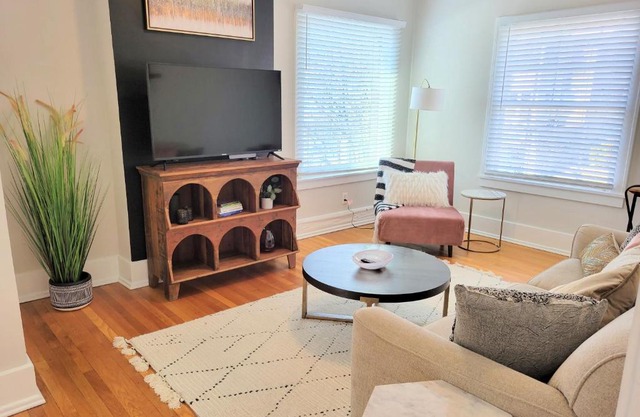 Downtown Main Street One-Bedroom Suite w/ Hi-Speed Wifi