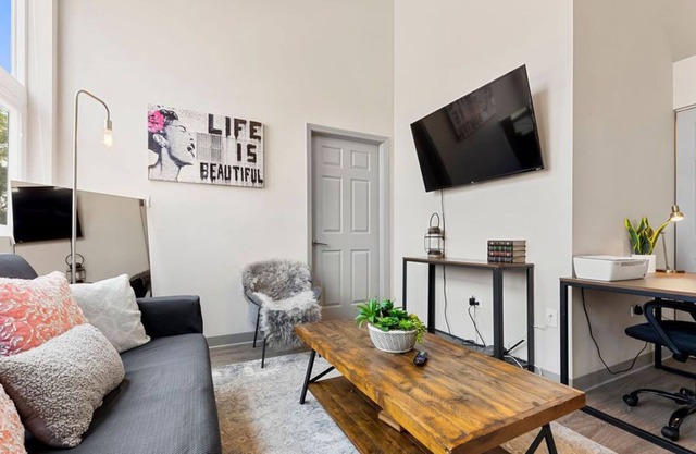 Downtown McCormick &. Museums 2bd/2ba +gym&rooftop