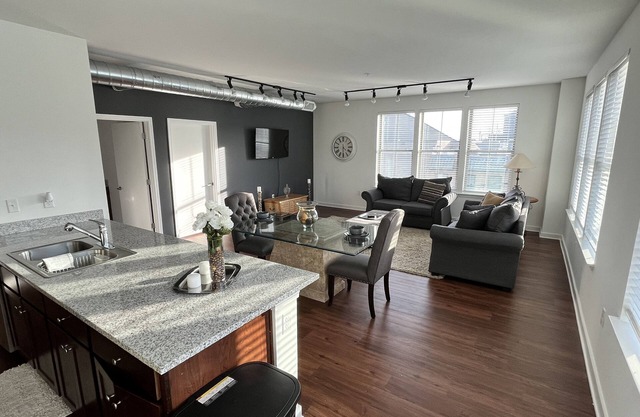 Downtown Memphis Loft! Walking distance from Beale street! Garage parking!