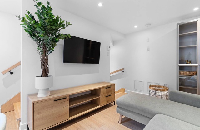 Downtown MTL's Exclusive 1-BR Tiny House Retreats: 30-Day Urban Escapes!n