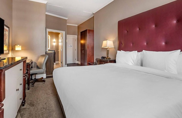 Downtown Nashville located in Printer's Alley with King Bed!