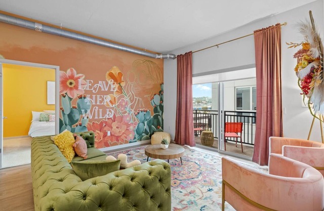 Downtown Nashville - Rooftop POOL - 10 min Walk to Broadway!