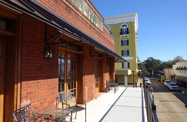 Downtown Natchitoches House With Private Balconies!