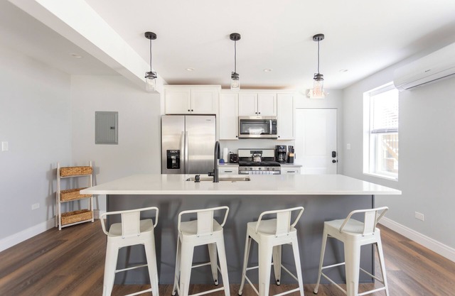 Downtown New Buffalo Suite 1A , Walk to Beach, King Beds