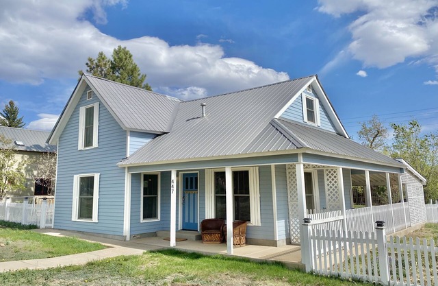 Downtown Oak St Farmhouse near Mesa Verde/Durango - Work and Wander!