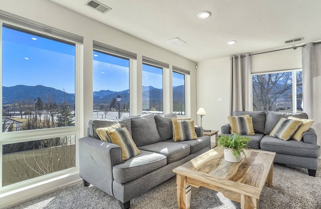 Downtown & OCC!, Beautiful Mountain Views, AC!, OS Parking, Wifi