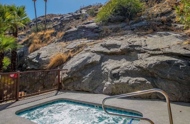 Downtown Palm Springs Resort - Sleeps 4! Coachella-Easter week.
