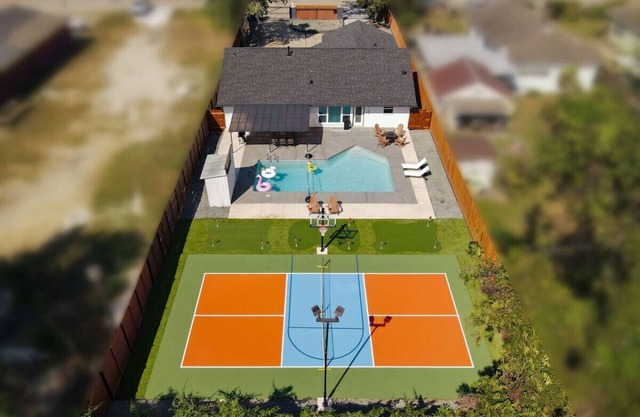 Downtown, Pickleball, Pool, Karaoke, Golf, King bd