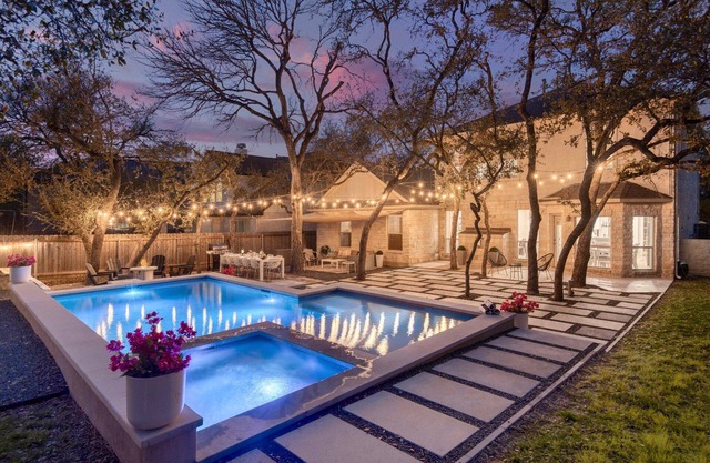 DOWNTOWN | POOL | HOT TUB | Pool Table | Poker Table | Fire Pit | 14 Queen Beds